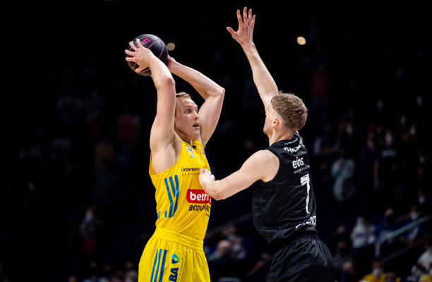 牙中卫劳尔 牙中卫劳尔